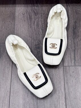 CHANEL BLAZY WHITE SQUARE TOE LEATHER CRUNCHY FLATS GOLD TURN LOCK CC LOGO 36.5
